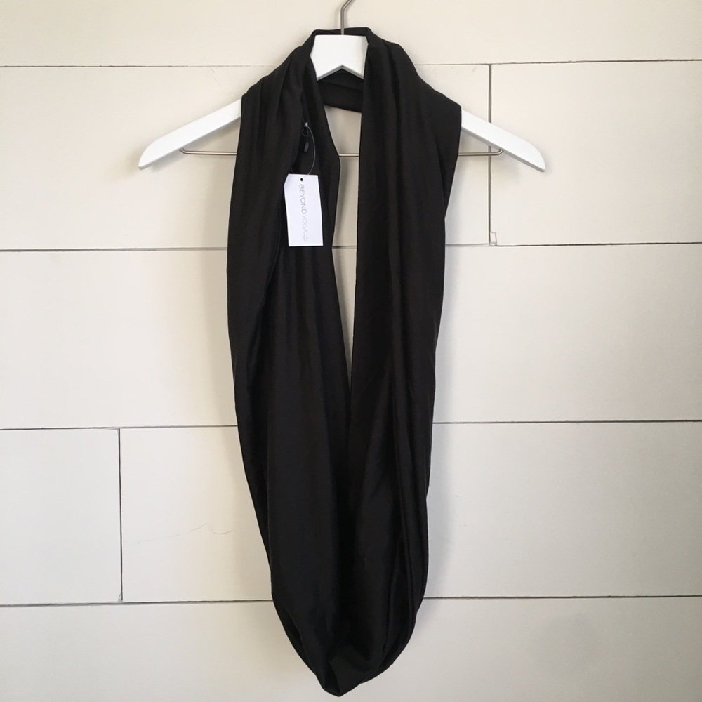 Beyond Yoga infinity scarf athletic pocket NWT
